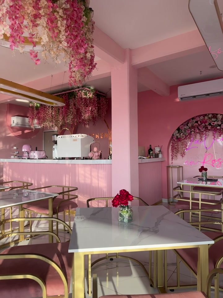 Salón principal con mobiliario de diseño